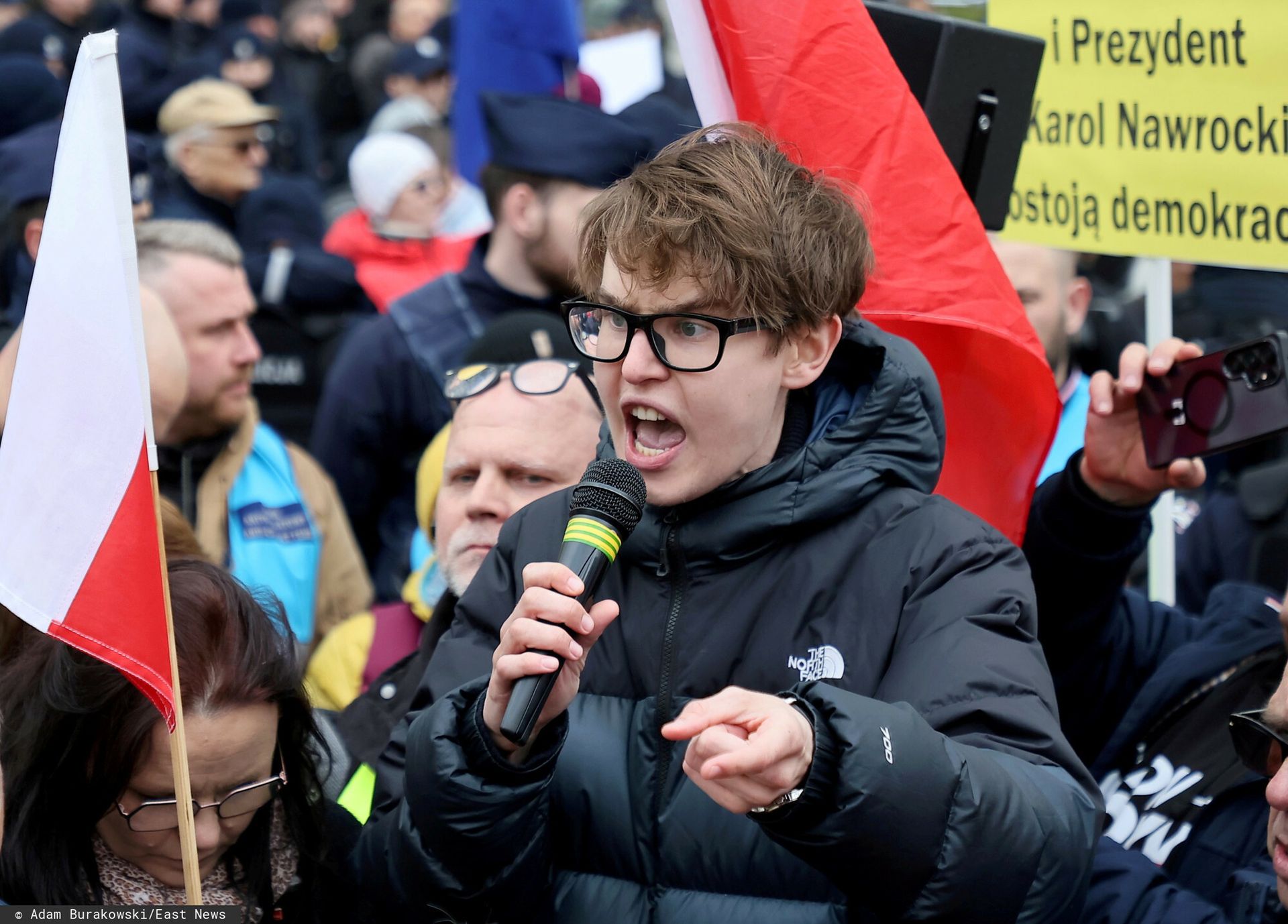 "Do więzienia". Szafarowicz i tłum skandowali pod TK