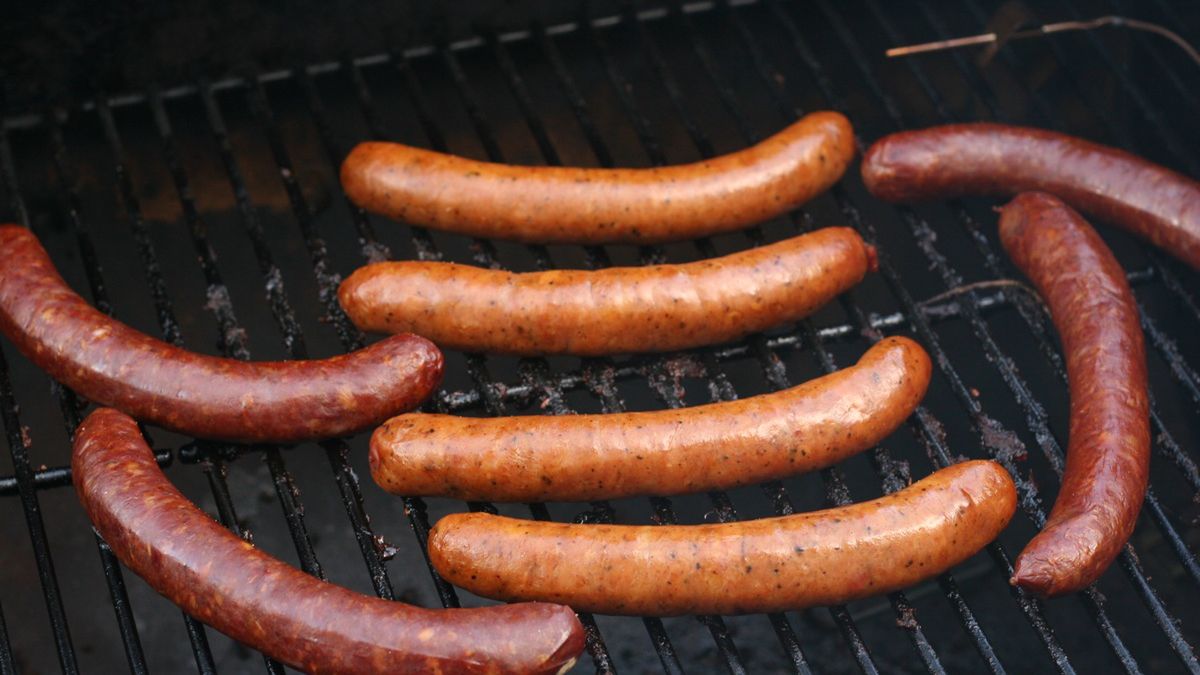 Wędzona pikantna kiełbasa z indyka