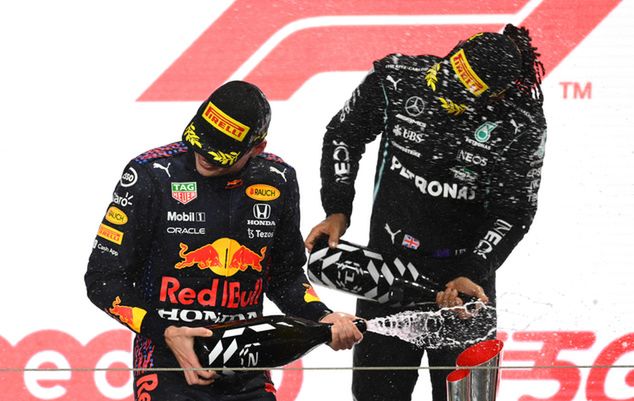 Max Verstappen i Lewis Hamilton na podium GP Kataru (fot. Red Bull)