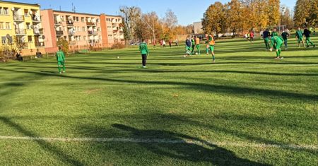 "Wiejski drift" zniszczył boisko. Sprawca przyznał się przez presję mieszkańców