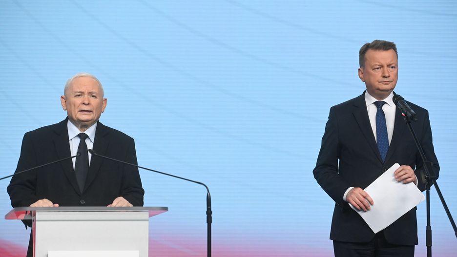 Warszawa, 30.07.2024. Prezes PiS Jarosław Kaczyński (L) oraz przewodniczący KP PiS Mariusz Błaszczak (P) na konferencji prasowej w siedzibie Prawa i Sprawiedliwości przy ul. Nowogrodzkiej w Warszawie, 30 bm. Spotkanie dot. m.in. posiedzenia PKW ws. subwencji dla PiS. (aldg) PAP/Piotr Nowak