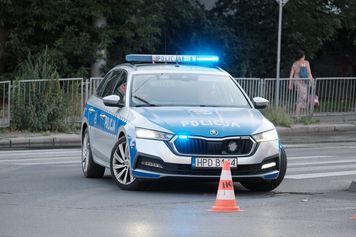 Stała za barierkami wiaduktu nad ul. Filaretów. Policjant po służbie i przechodzień uratowali kobietę
