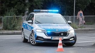 Stała za barierkami wiaduktu nad ul. Filaretów. Policjant po służbie i przechodzień uratowali kobietę