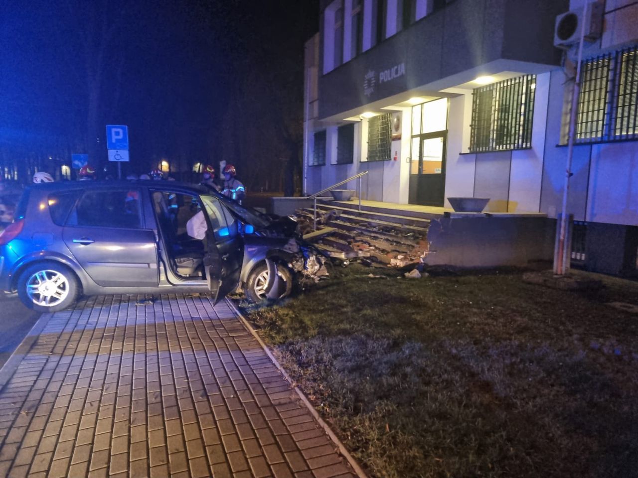Wjechał autem w komisariat. Dramatyczny wypadek