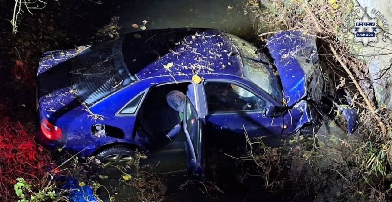 Audi wpadło do rzeki. W środku dwóch nastolatków