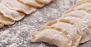 Moja babcia robi nietypowe ciasto na pierogi. Jest mięciutkie i elastyczne
