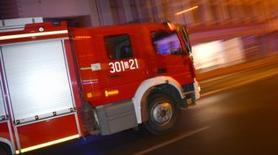 Pożar garażu w tarnowskim. W Olszynach liczne siły straży pożarnej