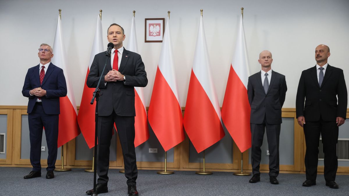 Warszawa, 03.07.2025. Prezydent elekt RP Karol Nawrocki (2L), desygnowany na szefa Biura Bezpieczeństwa Narodowego Sławomir Cenckiewicz (L) oraz desygnowani za zastępców szefa BBN gen. bryg. Mirosław Bryś (P) i gen. bryg. Andrzej Kowalski (2P) podczas konferencji prasowej w siedzibie Kancelarii Prezydenta RP w Warszawie, 3 bm. (jm) PAP/Leszek Szymański