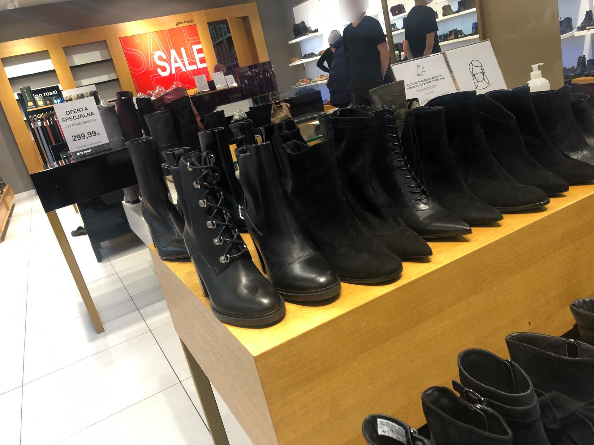 Dużo lepiej niż w sklepach stacjonarnych sieć radzi sobie w internecie