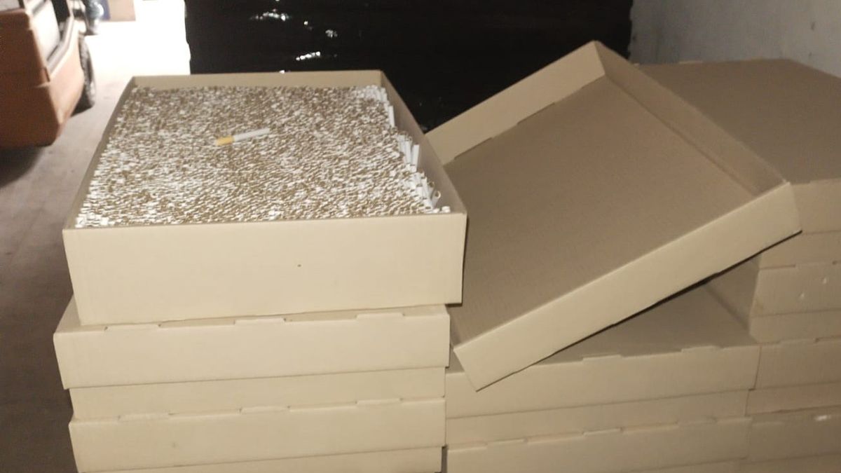 Papierosy w pudełkach po pizzy