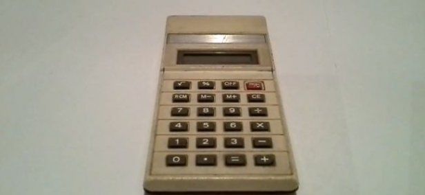 Ten kalkulator ma 33 lata i działa. Na pierwszych bateriach! Też macie w domu takie stare sprzęty? [wideo]