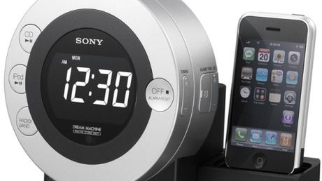 Budzik, odtwarzacz CD i ładowarka do iPhone’a w jednym 1