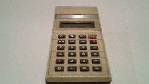 Ten kalkulator ma 33 lata i działa. Na pierwszych bateriach! Też macie w domu takie stare sprzęty? [wideo] 1