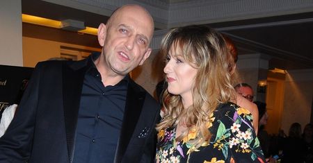 Niczego się nie domyślał. Zapytał żonę, z kim pisze po nocach