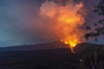 Lotnisko w Katanii znów ma problem. Etna pokrzyżowała plany turystów