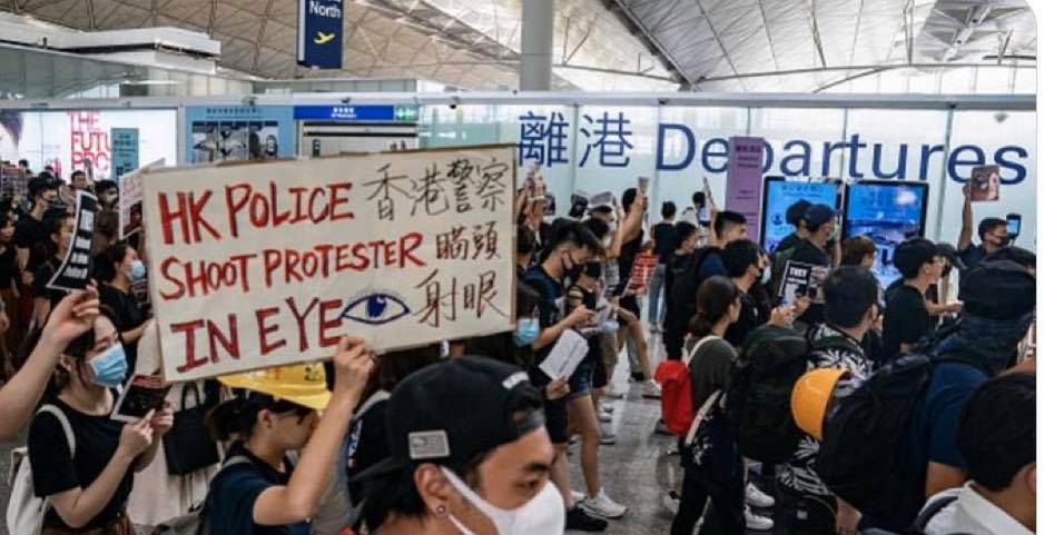 Demonstranci na lotnisku w Hongkongu. Sparaliżowali pracę portu