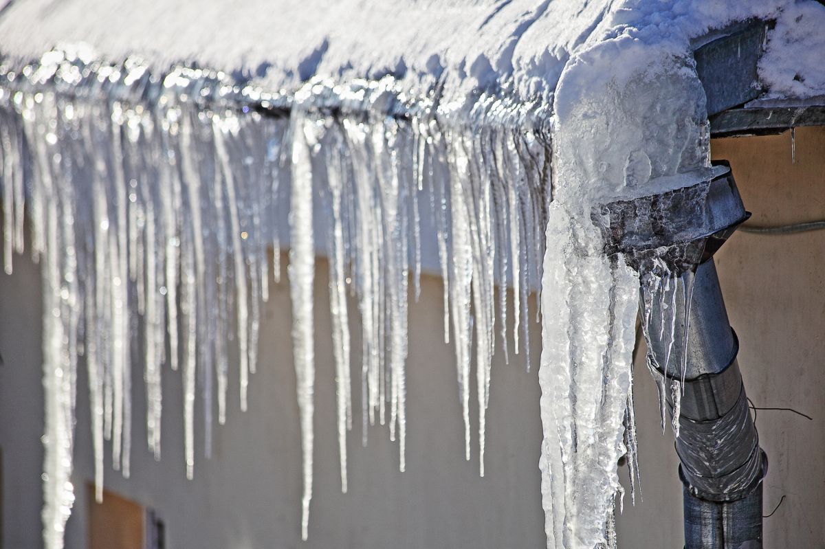 Śnieg i sople lodu stanowią niebezpieczeństwo dla człowieka