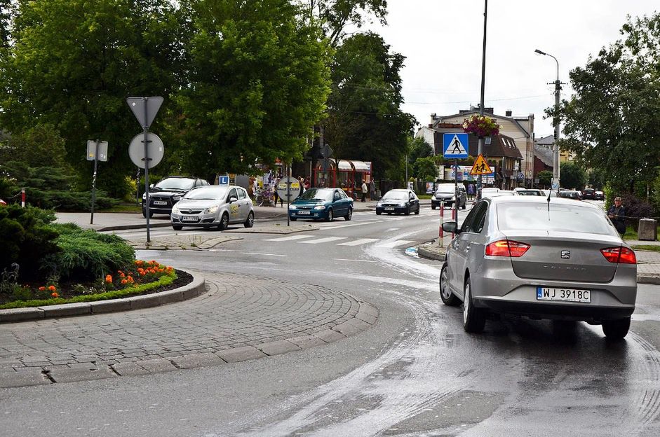 Kierunkowskaz na rondzie. Kierowcy dalej jak dzieci we mgle