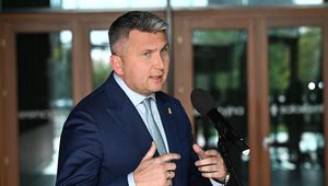 Piesiewicz modyfikuje swój flagowy pomysł, ale nie odpuszcza. Prezesi znów stanęli po jego stronie
