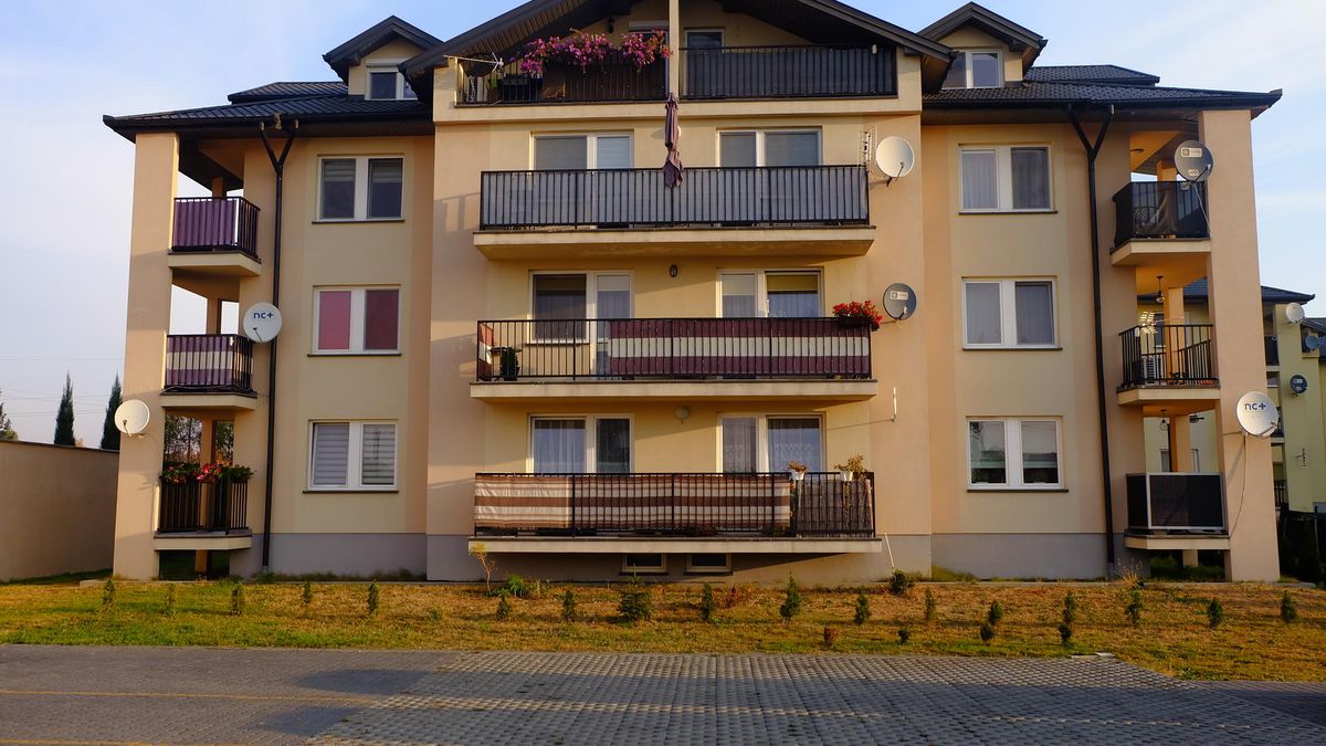 Kupili mieszkania, ich blok został obciążony hipoteką. Wkrótce ma być licytowany Czy można wykupić mieszkania, zameldować się w nich a mimo tego nie zostać ich właścicielem? Przykład z podtarnowskich Koszyc Wielkich pokazuje, że tak. Wystarczy zadłużony d