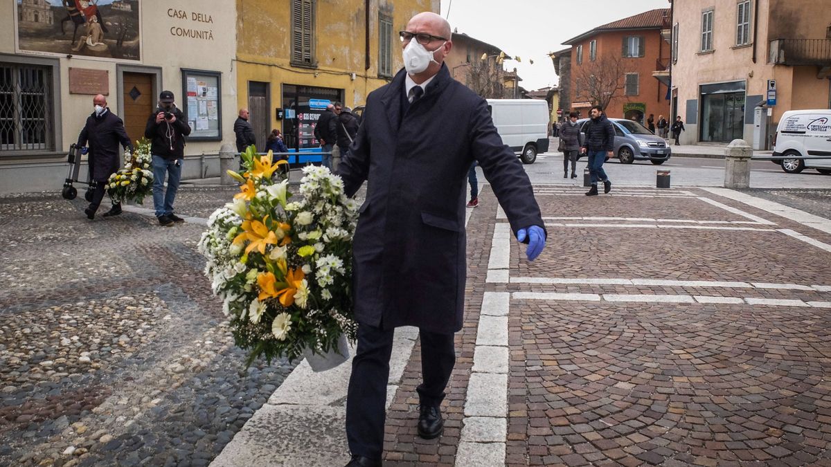 Mężczyzna idzie na pogrzeb w miasteczku Nembro, przy granicy z Bergamo 
