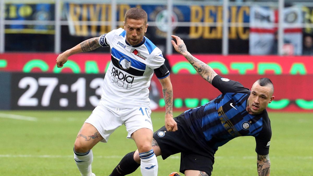 AFP / MATTEO BAZZI / Na zdjęciu: Alejandro Gomez (z lewej) i Radja Nainggolan (z prawej)