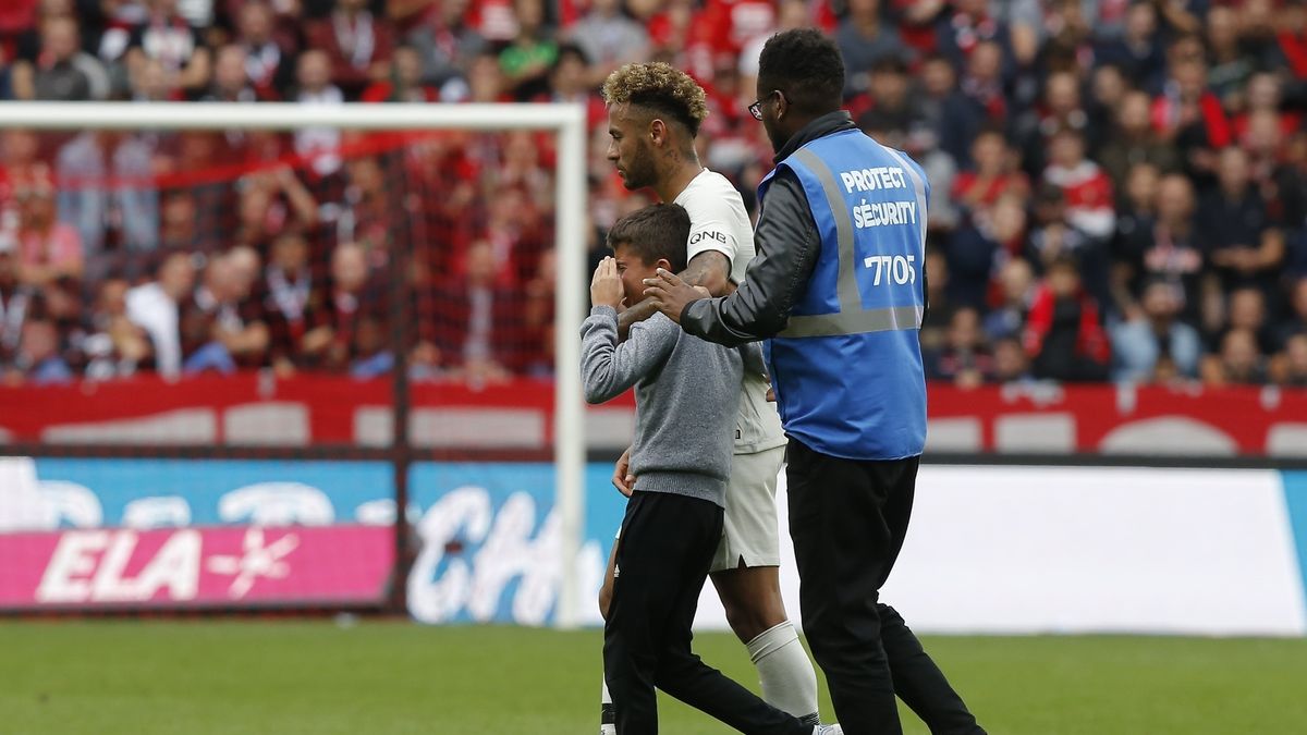 Neymar odprowadza chłopca, który wbiegł na boisko