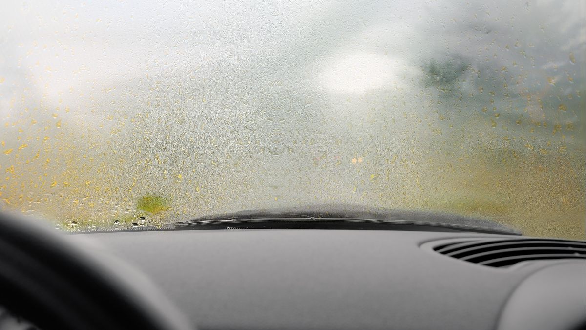 Zaparowana szyba w aucie. 