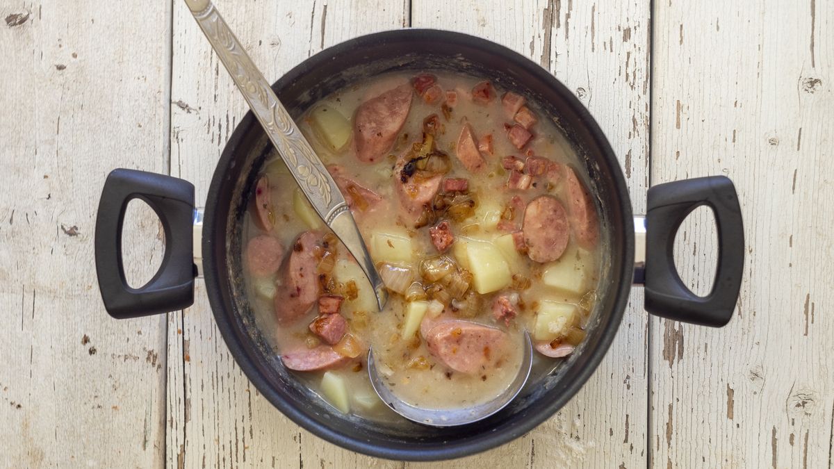 Traditional polish sour soup on wooden background
Jacek_Sopotnicki
zurek, zalewajka, barszcz, zur, zakwas, sour bread soup, a¼urek