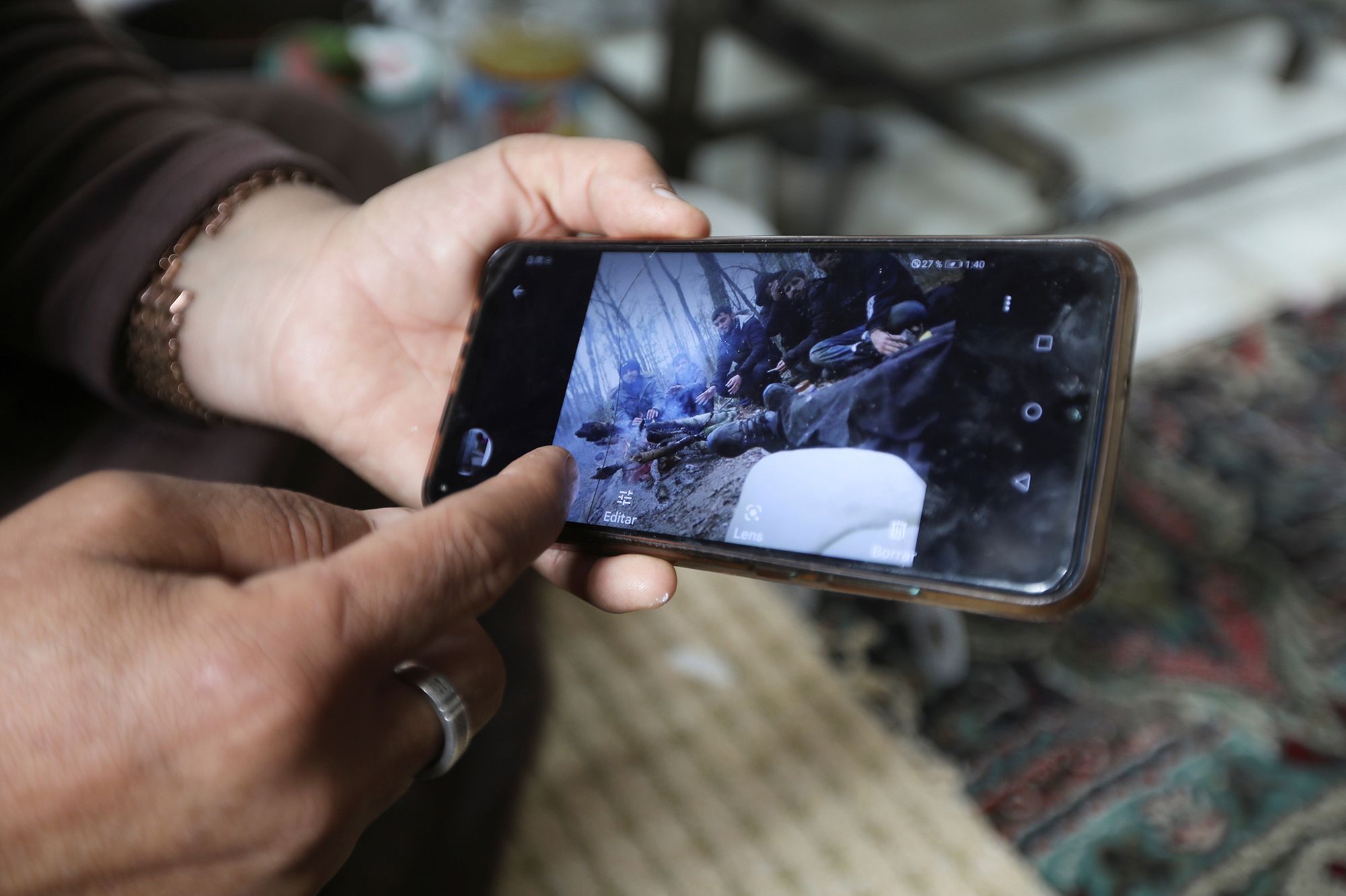 Zdjęcie dnia: Kobieta pokazuje zdjęcie, które wysłał jej syn z granicy białorusko-polskiej 2