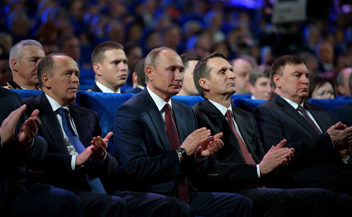 Prezydent Rosji Władimir Putin i dyrektor Służby Wywiadu Zagranicznego Siergiej Naryszkin (po prawej)