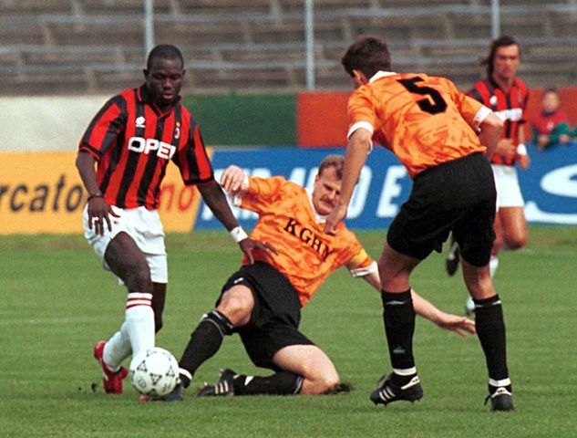 We wrześniu 1995 r. Weah wystąpił w Polsce, gdy Milan mierzył się z Zagłębiem Lubin w Pucharze UEFA. Fot. PAP/Adam Hawałej