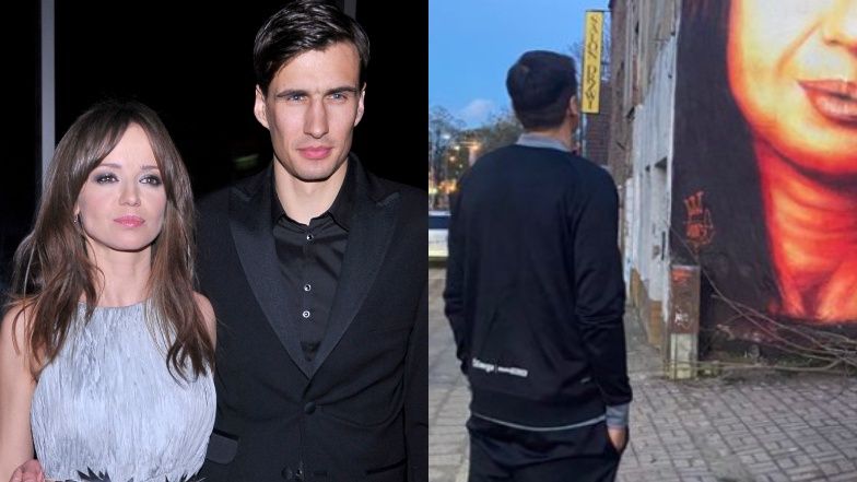 Jarosław Bieniuk podziwia mural z Anną Przybylską