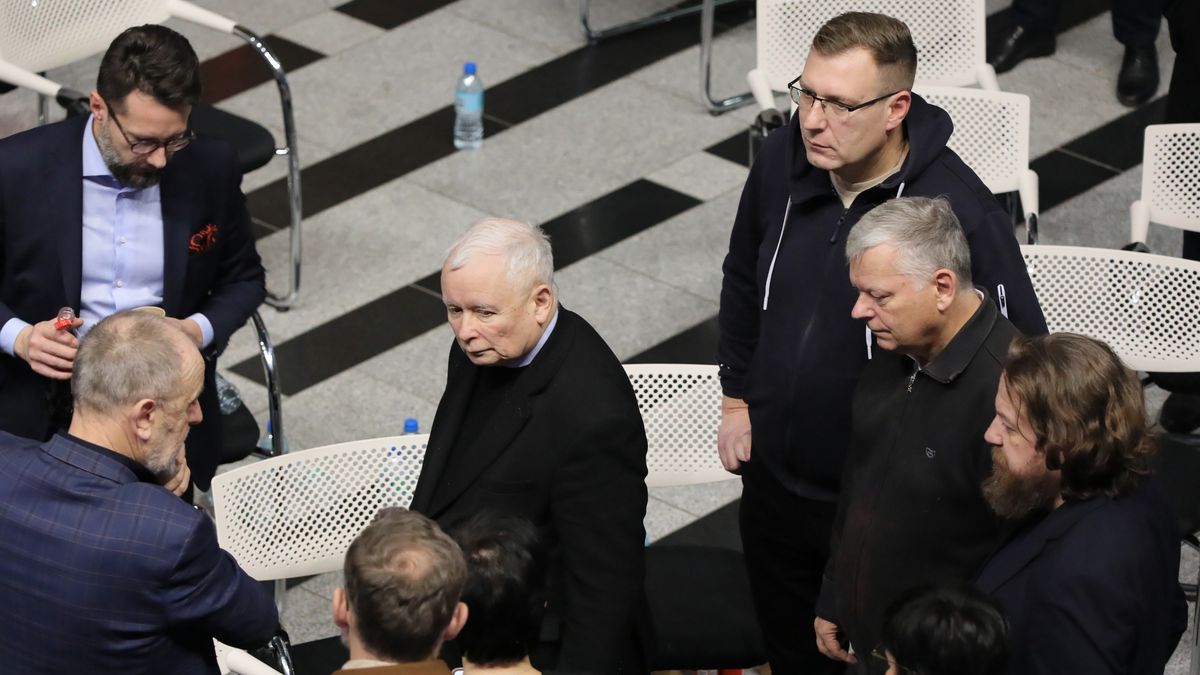 Warszawa, 20.12.2023. Prezes Prawa i Sprawiedliwości Jarosław Kaczyński (C), prezes zarządu TVP Mateusz Matyszkowicz (1P) oraz posłowie PiS Marek Suski (2P), Marcin Warchoł (3P) i Radosław Fogiel (L-góra) w budynku TVP przy ulicy Woronicza w Warszawie, 20 bm. Obecność polityków w siedzibie Telewizji Polskiej ma związek z przegłosowaną wczoraj uchwałą Sejmu, zapowiadającą zmiany, jakie w mediach publicznych chce przeprowadzić nowy rząd. (miwi) PAP/Paweł Supernak