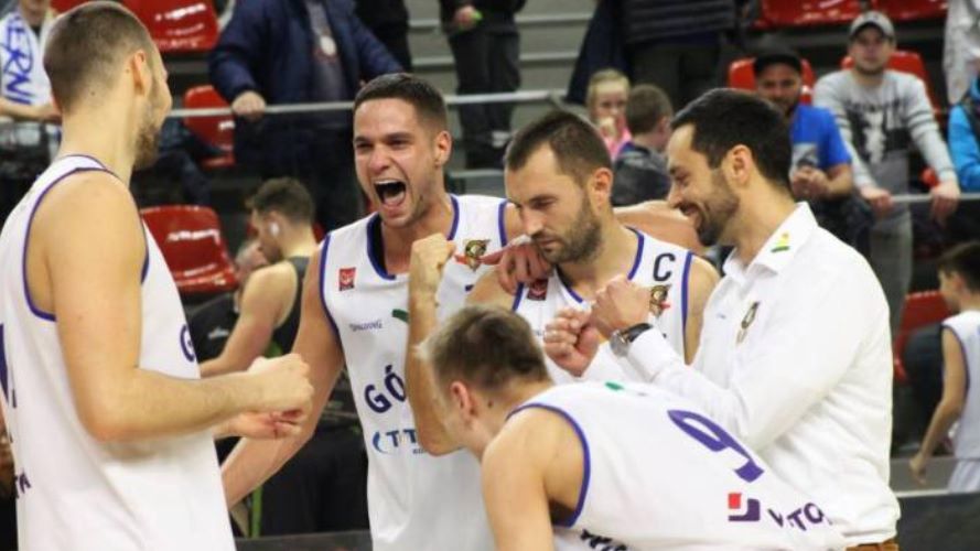 Zdjęcie okładkowe artykułu: Facebook / Na zdjęciu: radość koszykarzy Górnik Trans EU Wałbrzych