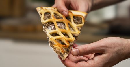 To nie jest zwykła pizza. Choć łamie dobrze znane zasady, smakuje jak z najlepszej restauracji