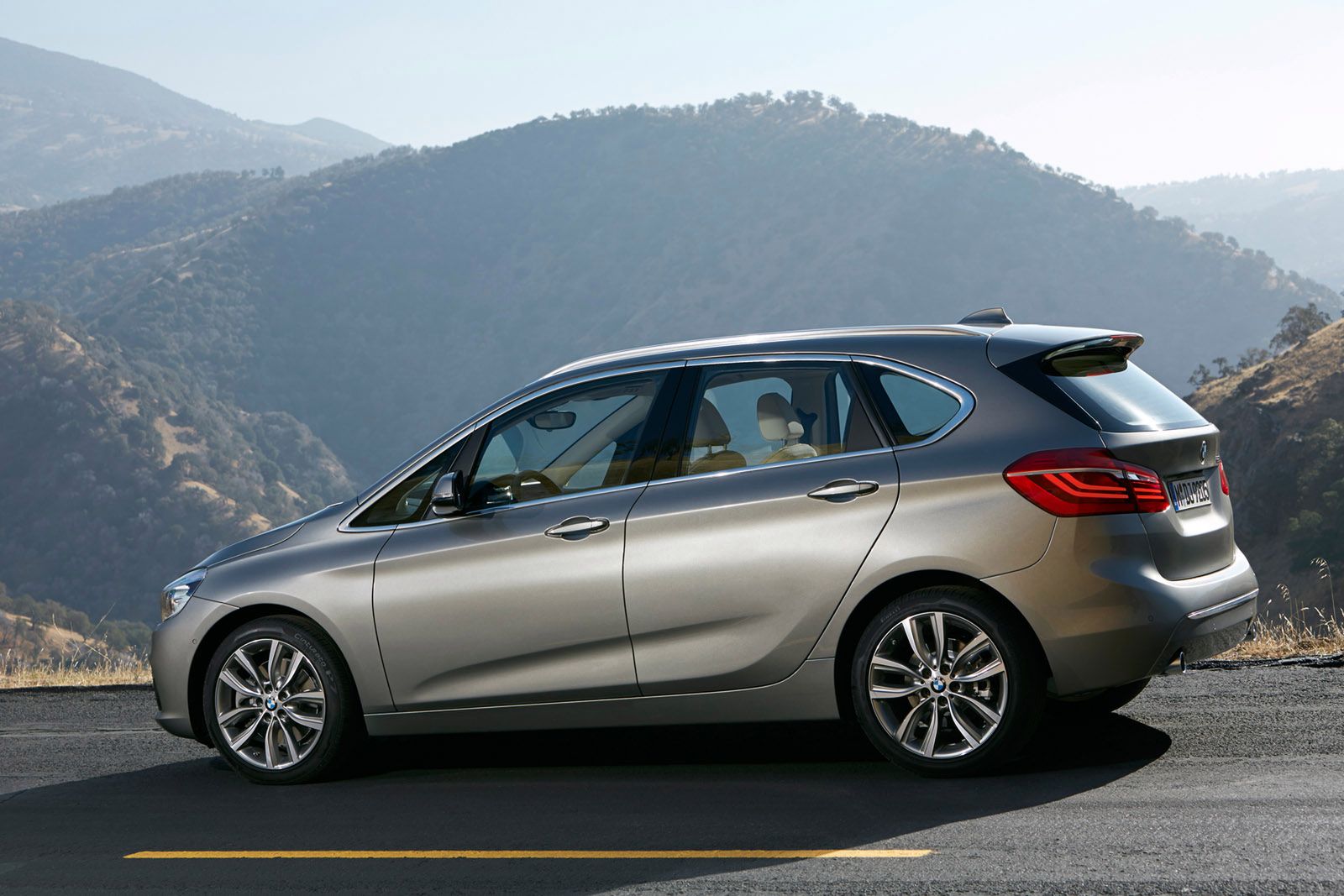 BMW przedstawiło 290 zdjęć z serią 2 Active Tourer [galeria] 21
