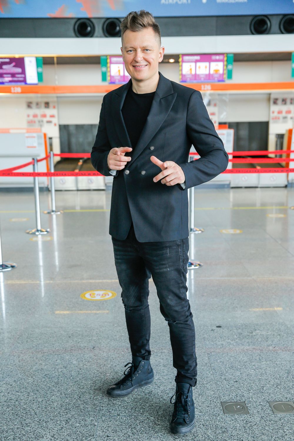 Rafał Brzozowski na lotnisku przed wylotem na Eurowizję 2021