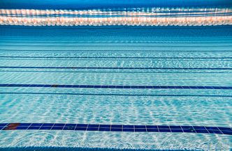 Chcą przyłączyć basen do szkoły. W ten sposób zaoszczędziliby na rachunkach