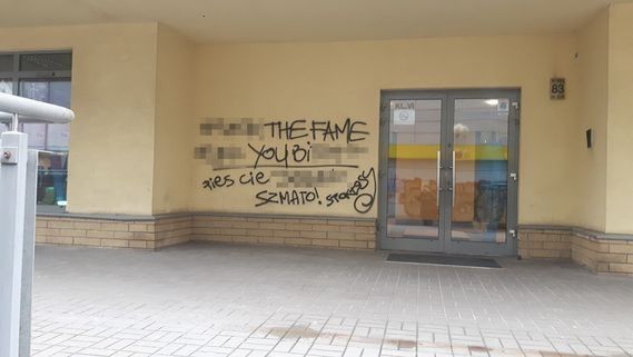 Obraźliwe graffiti na budynku galerii. Mieszkańcy Ursynowa nie pozostawiają suchej nitki na wandalu