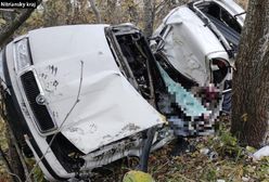Makabra na drodze. Siła uderzenia niemal "złamała" samochód