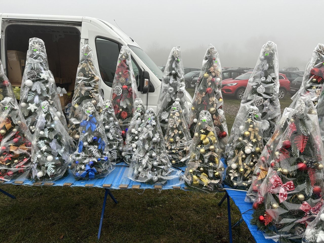 Wierzbica: Stroiki, instalacje świąteczne i świecidełka na targowisku