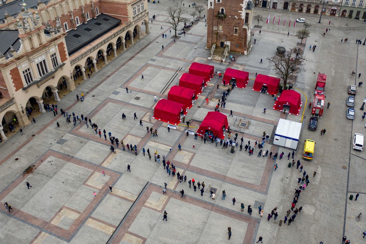 Kolejka do mobilnego punktu szczepień w Krakowie ciągnęła się na kilkaset metrów 