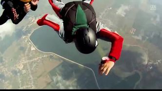 Skoczek wprowadza się w kontrolowany spin podczas samotnego skoku ze spadochronem