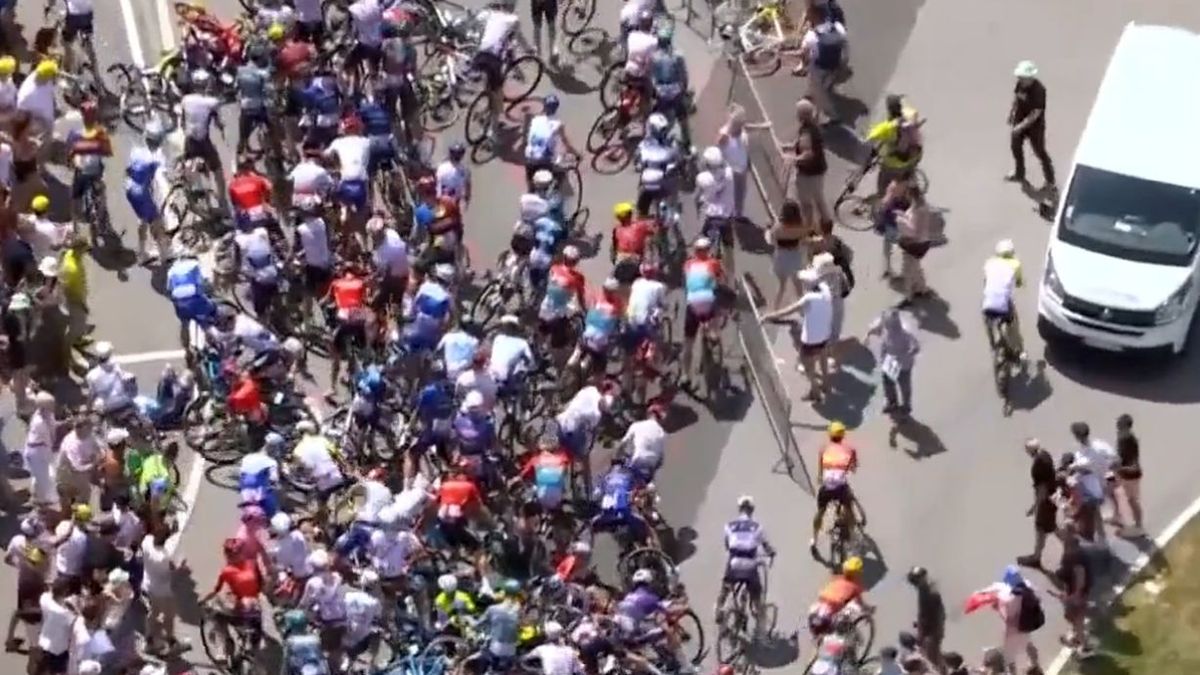 Zdjęcie okładkowe artykułu: Twitter /  / Na zdjęciu: kraksa w Tour de France
