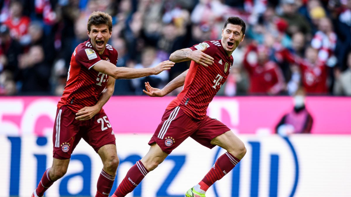 Zdjęcie okładkowe artykułu: Getty Images / Sebastian Widmann/Bundesliga / Contributor / Na zdjęciu: Thomas Mueller i Robert Lewandowski