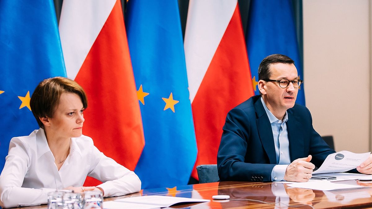 Jadwiga Emilewicz i Mateusz Morawiecki negocjują już z galeriami handlowymi. Na stole pojawił się szereg propozycji