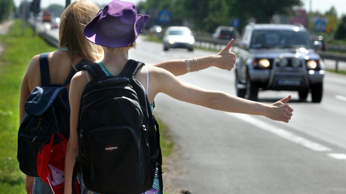 Dziewczynie łatwiej złapać autostop niż chłopakowi, ale najłatwiej jest kobiecie.