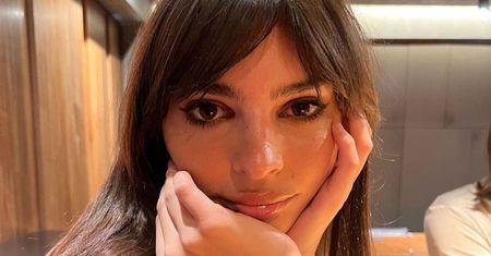 Ratajkowski w odważnym sweterku. Tak ubrana spacerowała po ulicy