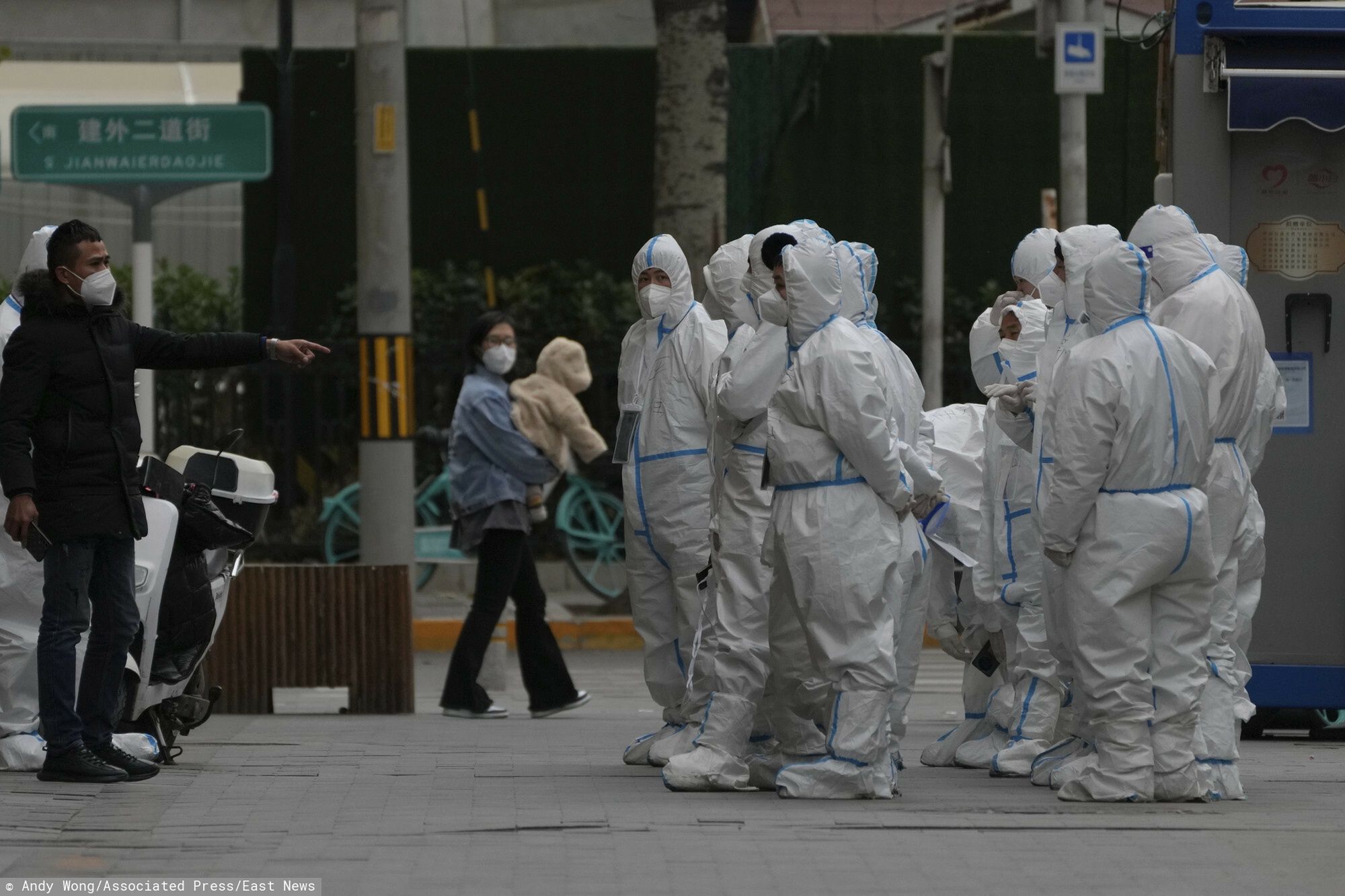 Coraz wi?cej przypadk�w covid w Pekinie
Workers in protective gear gather for their duties in Beijing, Monday, Nov. 28, 2022. Authorities eased anti-virus rules in scattered areas but affirmed China's severe "zero- COVID" strategy Monday after crowds demanded President Xi Jinping resign during protests against controls that confine millions of people to their homes. (AP Photo/Andy Wong)
Andy Wong